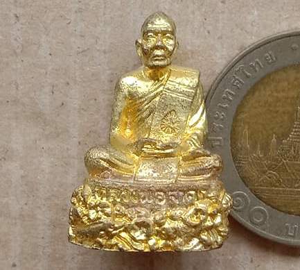 รูปหล่อฐานปูปลา ก้นอุดผงพรายกุมาร เนื้อทองเหลือง หลวงพ่อสาคร วัดหนองกรับ ระยอง ปี2551 เลข1035+กล่อง