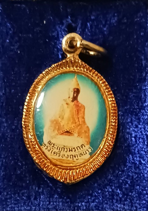 ล็อกเก็ตสีพระแก้วมรกต ทรงเครื่องฤดูหนาว วัดพระธาตุลำปางหลวง "หลวงพ่อเกษม"ปลุกเสก