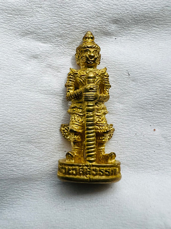 รูปหล่อลอยองค์ท้าวเวสสุวรรณ รุ่นเจริญสุข พิมพ์เข่าตรง หลวงพ่ออิฐ วัดจุฬามณี เนื้อทองทิพย์