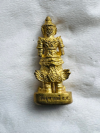 รูปหล่อลอยองค์ท้าวเวสสุวรรณ รุ่นเจริญสุข พิมพ์เข่าตรง หลวงพ่ออิฐ วัดจุฬามณี เนื้อทองทิพย์