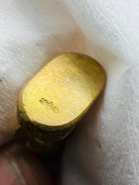 รูปหล่อลอยองค์ท้าวเวสสุวรรณ รุ่นเจริญสุข พิมพ์เข่าตรง หลวงพ่ออิฐ วัดจุฬามณี เนื้อทองทิพย์