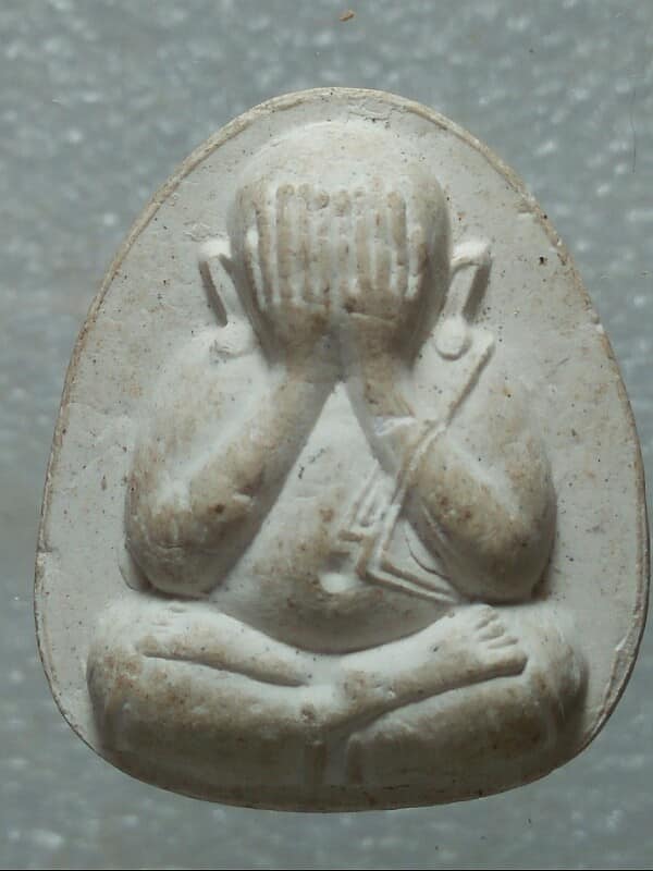 พระปิดตา เนื้อผง หลัง ๑ ๓ ๕ ไม่ทราบวัด