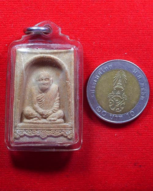 พระผงหลวงปู่ผ่าน ปัญญาปทีโป วัดป่าปทีปปุญวราม จ.สกลนคร   ปี 2554 