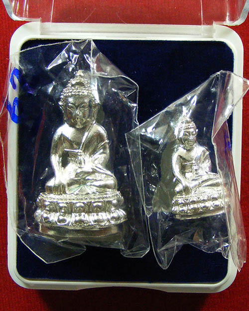  พระกริ่งรุ่นแรกหลวงพ่อสุดใจ ทันตมโน วัดป่าบ้านตาด ปี ๒๕๖๒ เนื้อเงินพร้อมกล่องเดิม