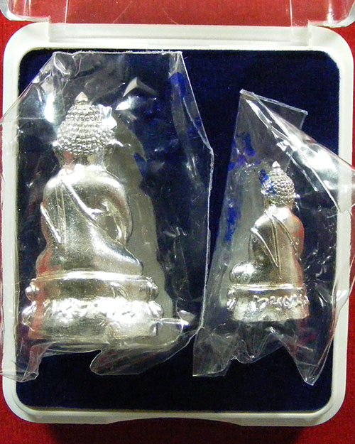  พระกริ่งรุ่นแรกหลวงพ่อสุดใจ ทันตมโน วัดป่าบ้านตาด ปี ๒๕๖๒ เนื้อเงินพร้อมกล่องเดิม