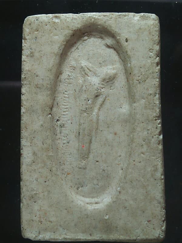 พระสมเด็จเด็จ หลังหลวงพ่อพุทธไสยาสน์