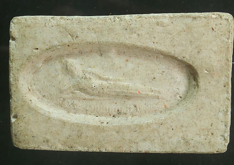 พระสมเด็จเด็จ หลังหลวงพ่อพุทธไสยาสน์