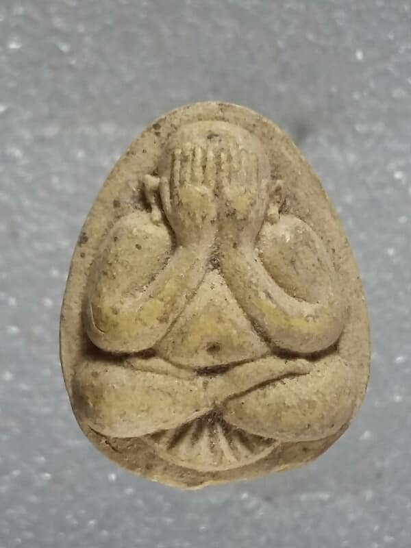 พระปิดตาเนื้อผงหลังเรียบ