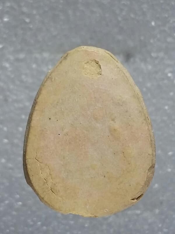 พระปิดตาเนื้อผงหลังเรียบ