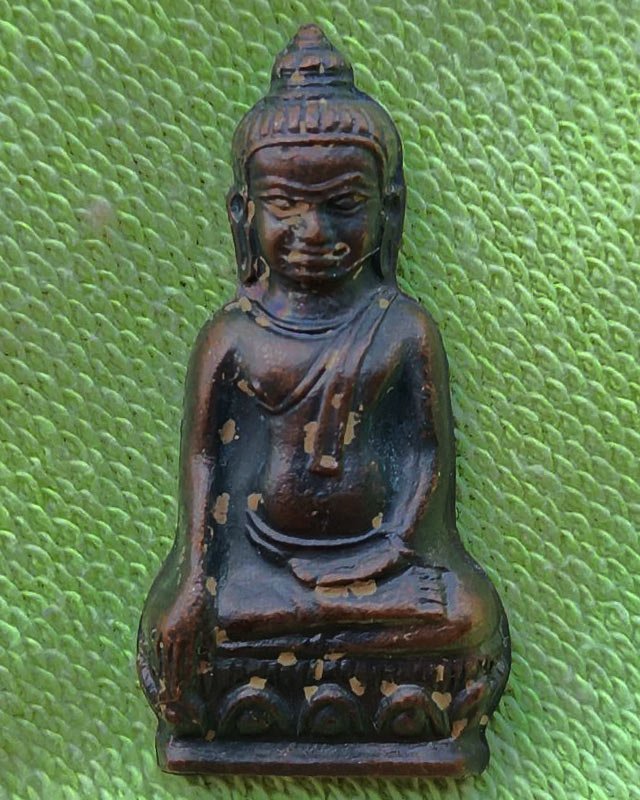 6.พระหูยาน หลังจปร. (รุ่นปืนแตก) วัดราชบพิธ พ.ศ. 2513 ในหลวงเสด็จเททอง เกจิ 108 ปลุกเสกพิธีใหญ่