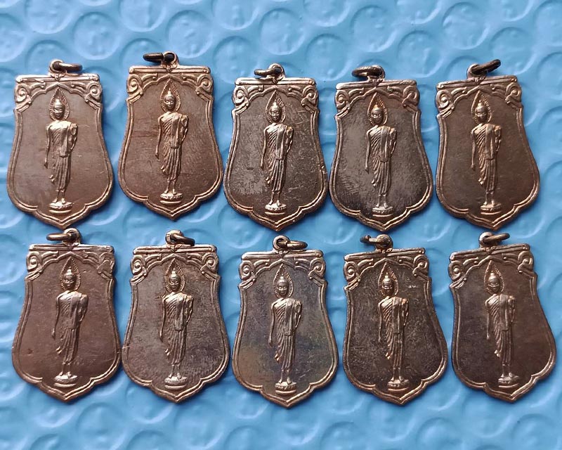 1.พร้อมกัน 10 องค์ !! เหรียญเสมาฉลอง 25 พุทธศตวรรษ เนื้ออัลปาก้า พร้อมกล่องเดิม สภาพเดิมๆ ไม่ผ่านการ