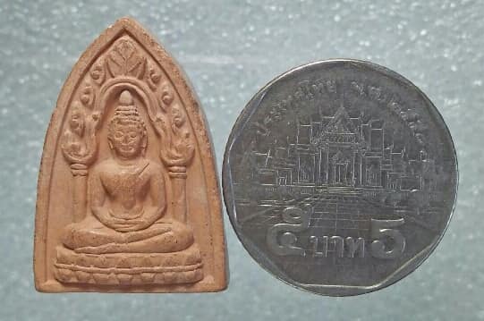 พระเนื้อดิน นั่งซุ้ม ฐานบัว หลังยันต์