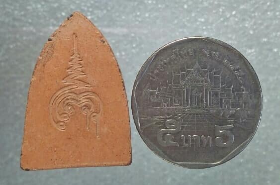 พระเนื้อดิน นั่งซุ้ม ฐานบัว หลังยันต์