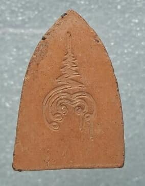 พระเนื้อดิน นั่งซุ้ม ฐานบัว หลังยันต์