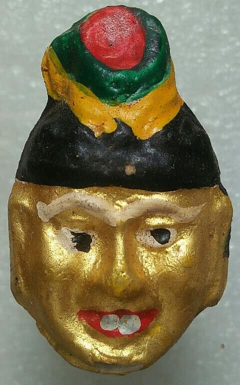 เศียรฤาษีเนื้อผงหลังยันต์ ไม่ทราบที่