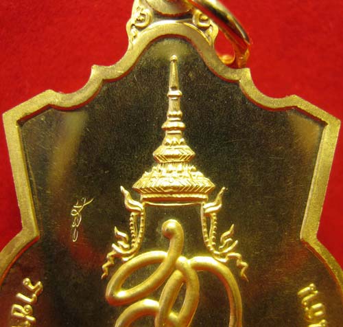 ขายขาดทุนต่ำกว่าราคาทองเหรียญสมเด็จพระนเรศวรมหาราช รุ่นสู้เนื้อทองคำ+บัตรรับรองพระแท้ กล่องเดิม*56
