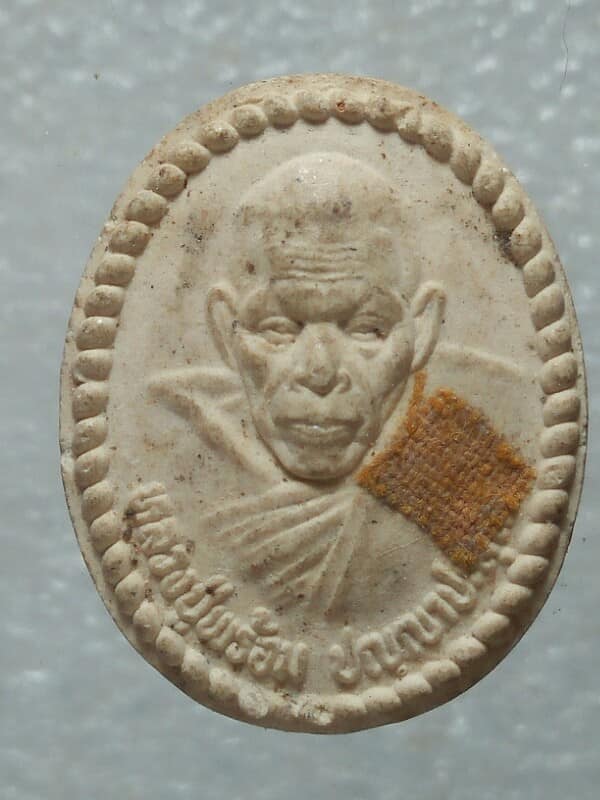 พระผงหลวงปู่พร้อม วัดกุดจอกใหญ่ นครราชสีมา ติดจีวร