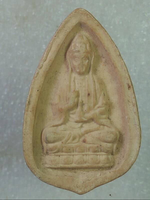 พระโพธิสัตว์กวนอิม เนื้อผง หลังปั้มชื่อวัด อ่านไม่ชัด