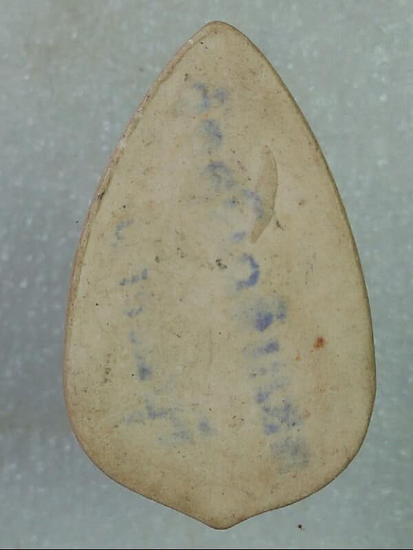 พระโพธิสัตว์กวนอิม เนื้อผง หลังปั้มชื่อวัด อ่านไม่ชัด