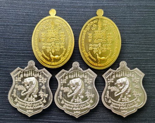 เคาะแรกแดง..คละรุ่น คละเนื้อ ชุดที่ ๑๙..รวม ๕ เหรียญ..ลพ.พัฒน์ วัดห้วยด้วน จ.นครสวรรค์ / จัดส่ง ems