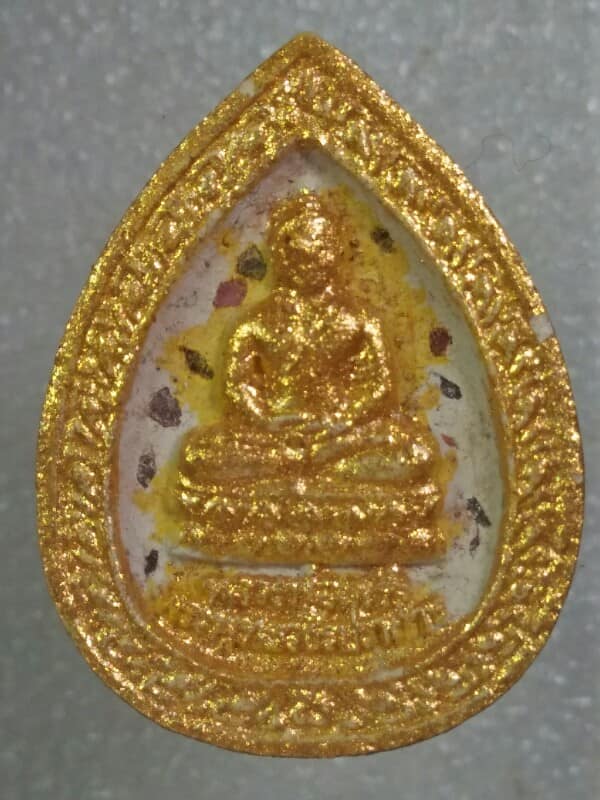 พระผงหลวงพ่อเพชร วัดป้อมวิเชียรโชติการาม สมุทรสาคร ฝังพลอย