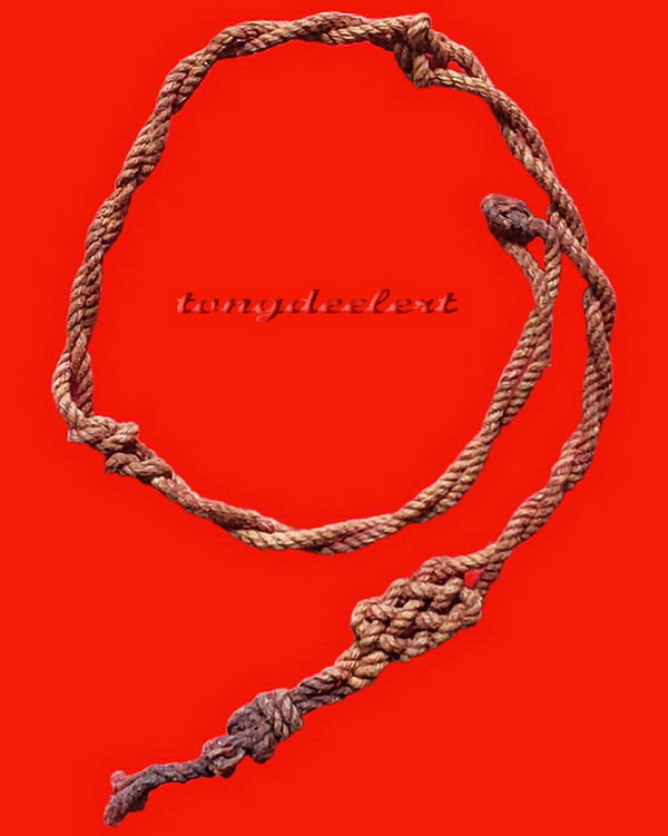 เชือกถักชุบน้ำว่าน หลวงพ่อเล็ก วัดสันติคิรีศรีบรมธาตุ(วัดเขาดิน) จ.กาญจนบุรี หายาก สวยมากค่ะ