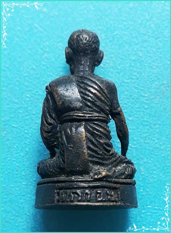 ..พระครูกันตสีลาภรณ์ วัดรวก พระรูปหล่อ ลอยองค์ เนื้อทองแดง..