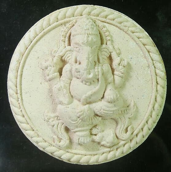 พระพิฆเนศ โอม อิ คเณศวร อิ เทพแห่งความสำเร็จ เนื้อผง ขนาด 5 เซนฯ + กล่อง 