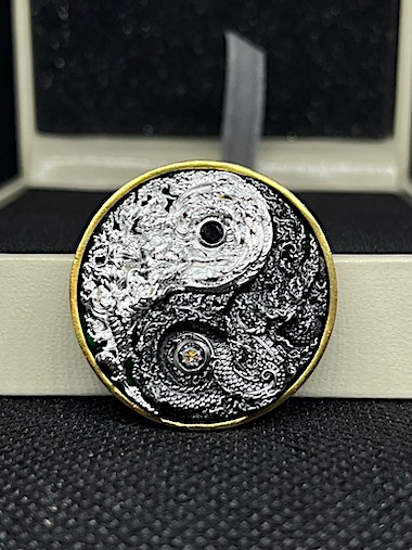 เหรียญพญาสุบรรณนาคราช "หยินหยาง" เนื้อชนวนชุบทองลงยาเขียว