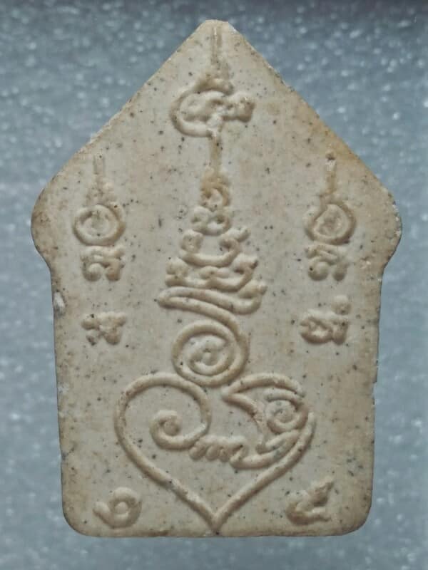 พระขุนแผนนั่งกุมาร  เนื้อผงหลังยันต์ 