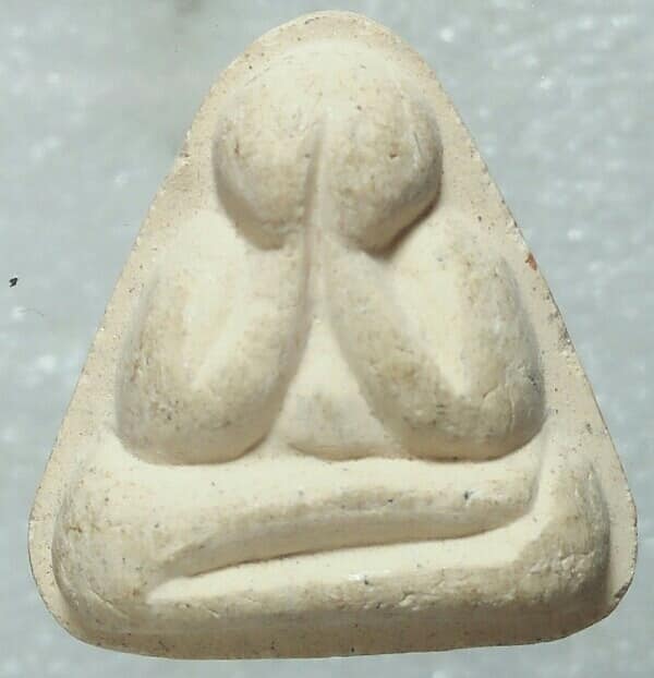 พระปิดตาเนื้อผงหลังแบบ ไม่ทราบที่