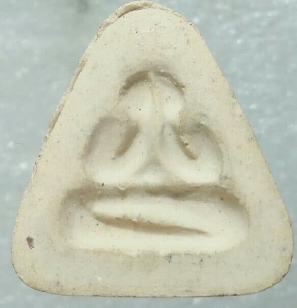 พระปิดตาเนื้อผงหลังแบบ ไม่ทราบที่