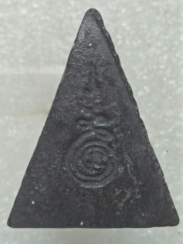 พระผงนางพญางิ้วดำ หลังยันต์