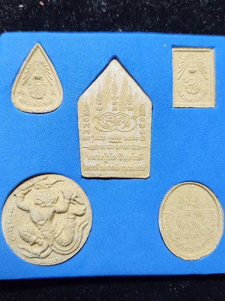 พระผงหลวงพ่อแซกคำ วัดคฤหบดี กรุงเทพฯ ร่วมชุดเบญจมหามงคล