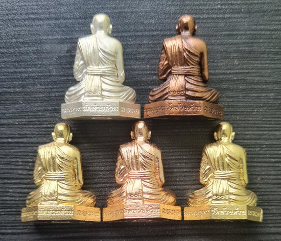 รูปหล่อก้นระฆัง ๑๐๐ ปี รวยชนะจน ๒๕๖๔..รวม ๕ องค์ กล่องเดิม..ลพ.พัฒน์ วัดห้วยด้วน นครสวรรค์ / ส่ง ems