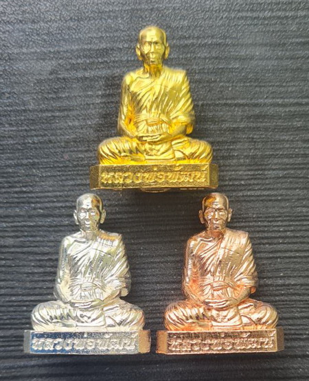 รูปหล่อก้นระฆัง ๑๐๐ ปี รวยชนะจน ๒๕๖๔..รวม ๓ องค์ กล่องเดิม..ลพ.พัฒน์ วัดห้วยด้วน นครสวรรค์ / ส่ง ems