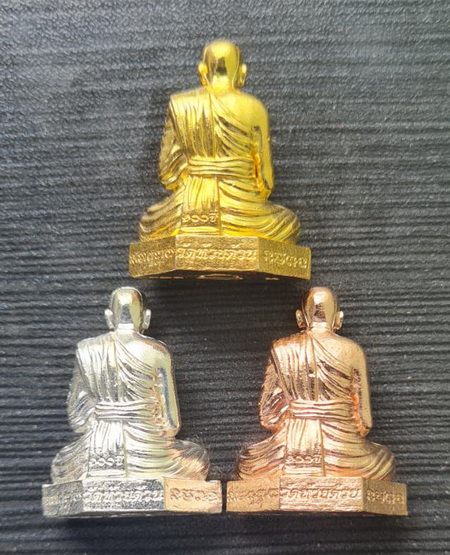 รูปหล่อก้นระฆัง ๑๐๐ ปี รวยชนะจน ๒๕๖๔..รวม ๓ องค์ กล่องเดิม..ลพ.พัฒน์ วัดห้วยด้วน นครสวรรค์ / ส่ง ems