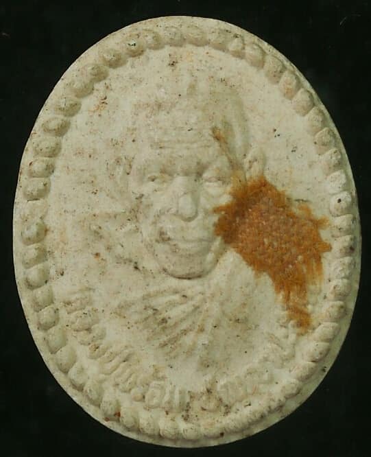 พระผงหลวงปู่พร้อม วัดกุดจอกใหญ่ นครราชสีมา ติดจีวร