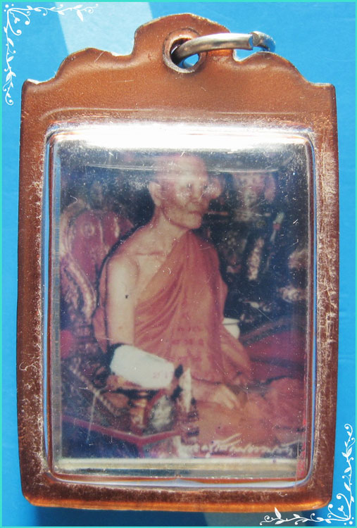 ..ลป.ถม วัดเชิงท่า รูปถ่ายสี นั่งธรรมาสต์ หลังตรายาง เลี่ยมกันน้ำ..