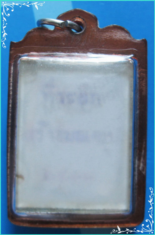 ..ลป.ถม วัดเชิงท่า รูปถ่ายสี นั่งธรรมาสต์ หลังตรายาง เลี่ยมกันน้ำ..