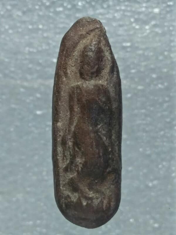 พระลีลาเนื้อดิน