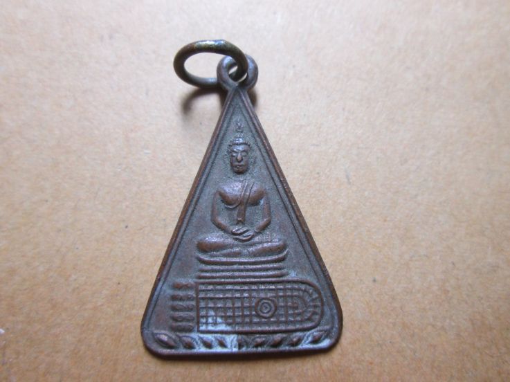 K902 พระพุทธวัดอนงคารามพิมพ์สามเหลี่ยม1เหรียญ ปี 2497 ห่วงเชื่อม