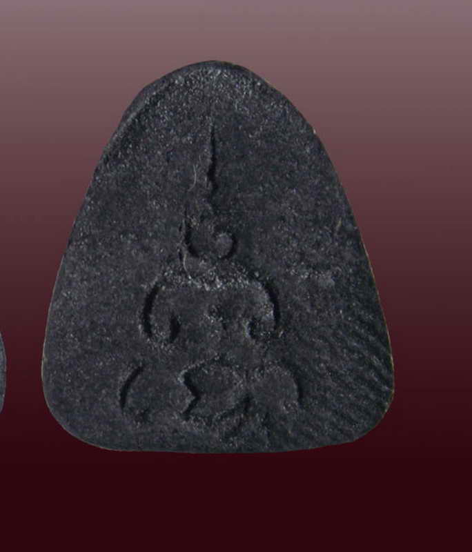 K1027 ปิดตาเนื้อดำ(คลุกรัก) พิมพ์เล็กหลังยันต์พุทโธ อาจารย์เป้า วัดน้อย ชลบุรี ปี2515หลวงปู่ทิมปลุกเ