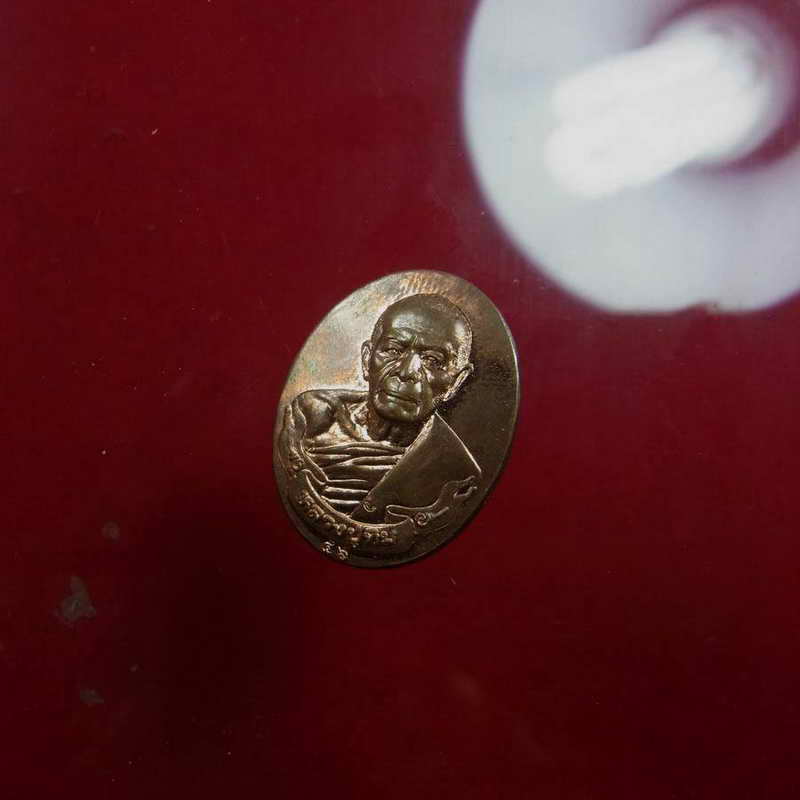 K1530  เหรียญลป.ทิม ชินบัญชร มหาปราบ ปี 2546 เนื้อทองแดงผิวไฟครับ