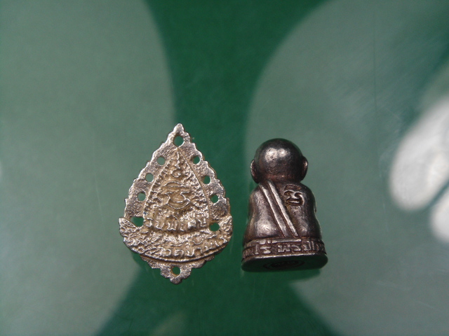 K1673 หลวงพ่อคูณปิดตาเนื้อเงิน 1 องค์ แถมฉลุกะไหล่เงินอีก 1 องค์สวยๆค่ะ