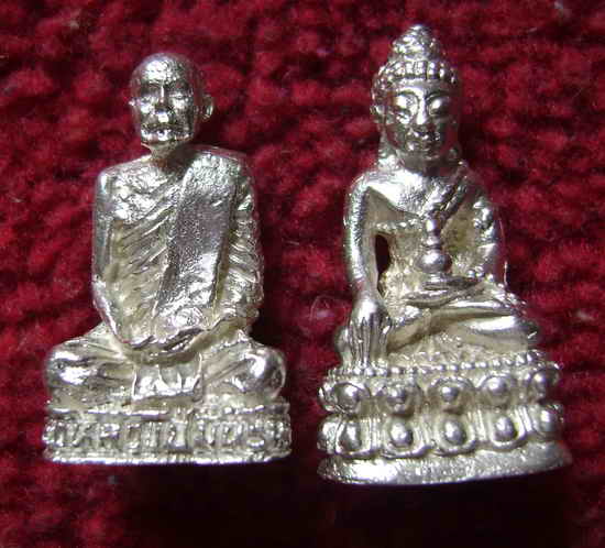 K1688 รูปหล่อหลวงปู่มั่น + พระกริ่งลอยองค์ เนื้อเงิน รุ่นสร้างวิหาร วัดป่าโนนนิเวศน์ จ.อุดรธานี ปี 2