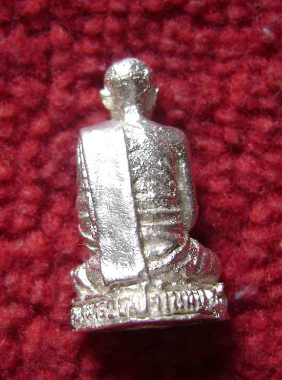 K1688 รูปหล่อหลวงปู่มั่น + พระกริ่งลอยองค์ เนื้อเงิน รุ่นสร้างวิหาร วัดป่าโนนนิเวศน์ จ.อุดรธานี ปี 2