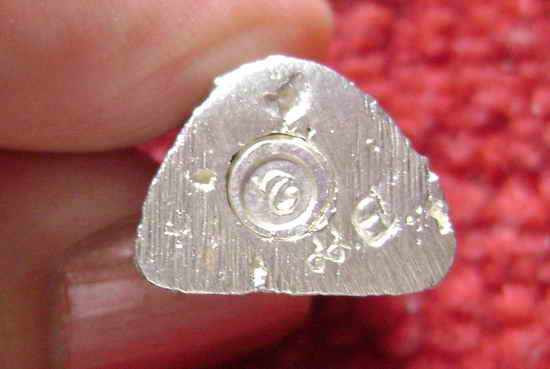 K1688 รูปหล่อหลวงปู่มั่น + พระกริ่งลอยองค์ เนื้อเงิน รุ่นสร้างวิหาร วัดป่าโนนนิเวศน์ จ.อุดรธานี ปี 2