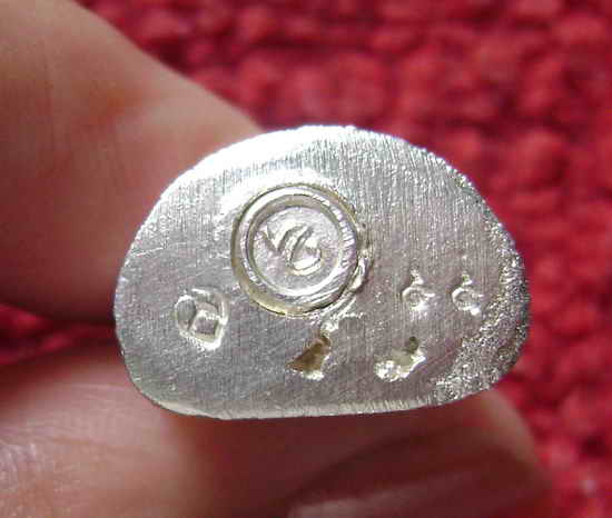 K1688 รูปหล่อหลวงปู่มั่น + พระกริ่งลอยองค์ เนื้อเงิน รุ่นสร้างวิหาร วัดป่าโนนนิเวศน์ จ.อุดรธานี ปี 2