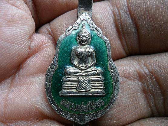K1696 แหนบหลวงพ่อโสธร ลงยาเขียว เนื้อเงิน ประมาณปี35-36 ที่ระลึกสร้างอุโบสถหลังใหม่ สวยครับ